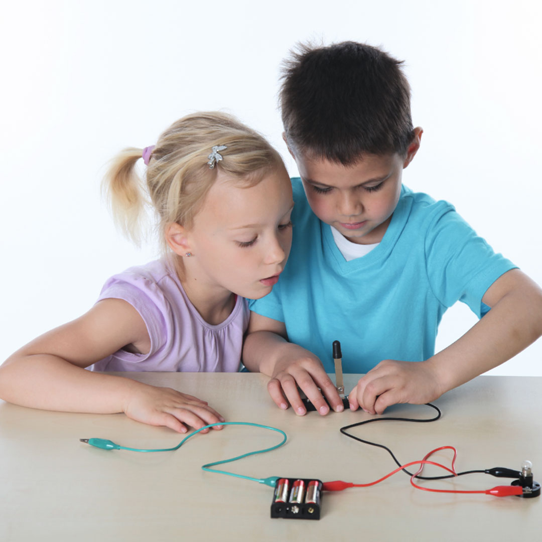 Elektrizität, Anja und Leon experimentieren