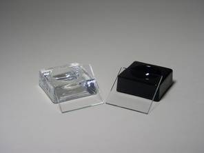 Lymphbecken aus schwarzem Glas, mit Deckscheibe ca. 4x4cm